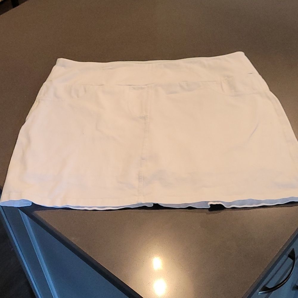 Slender Shapes by TEEZher sz XL/TG white skirts.